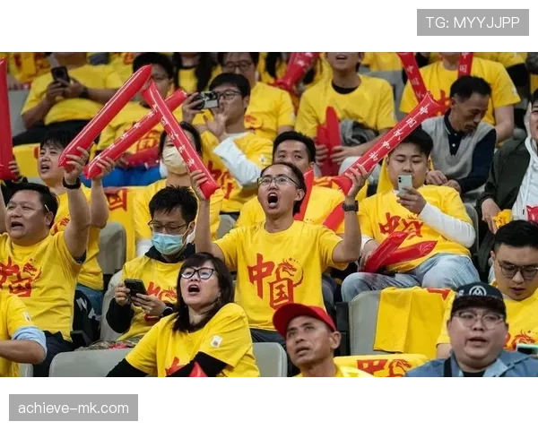 亚运足球赛场新星闪耀，精彩对决点燃观众热情