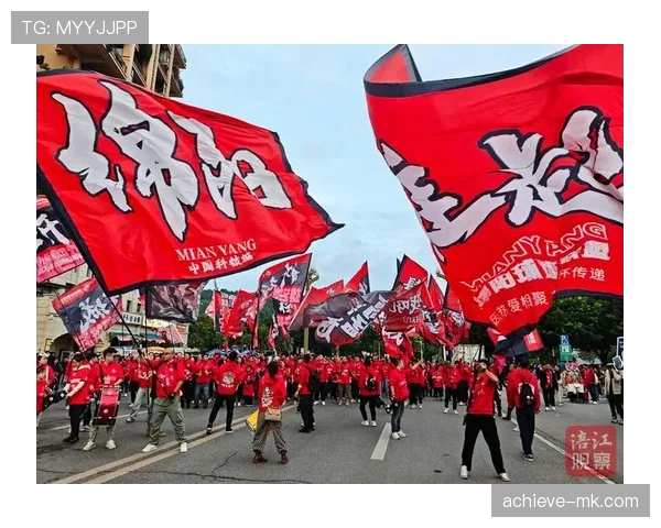 东亚杯球迷歌声助威现场氛围热烈