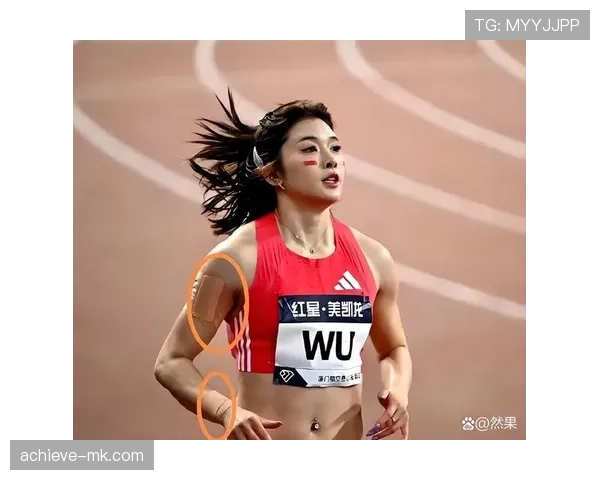 吴艳妮训练间连喝三瓶水，这身材普通人真顶不住啊