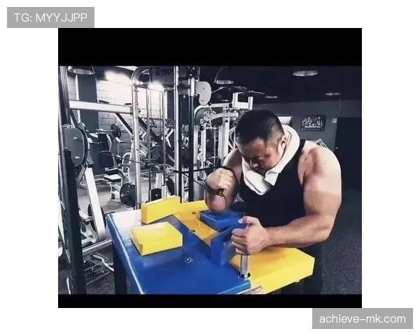 阿萨尔森训练完直接啃鸡胸肉，这自律我真看愣了